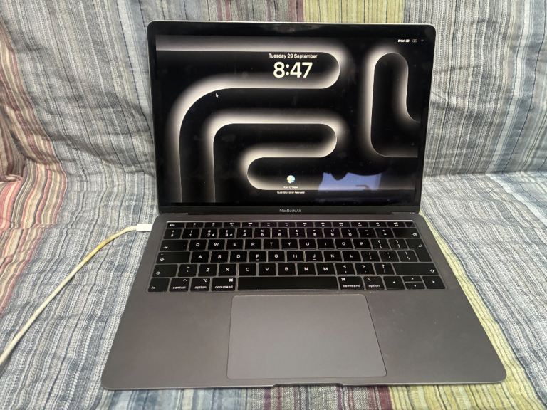 Apple MacBook Air 13-inch 2018 - Intel Core i5, 8GB RAM