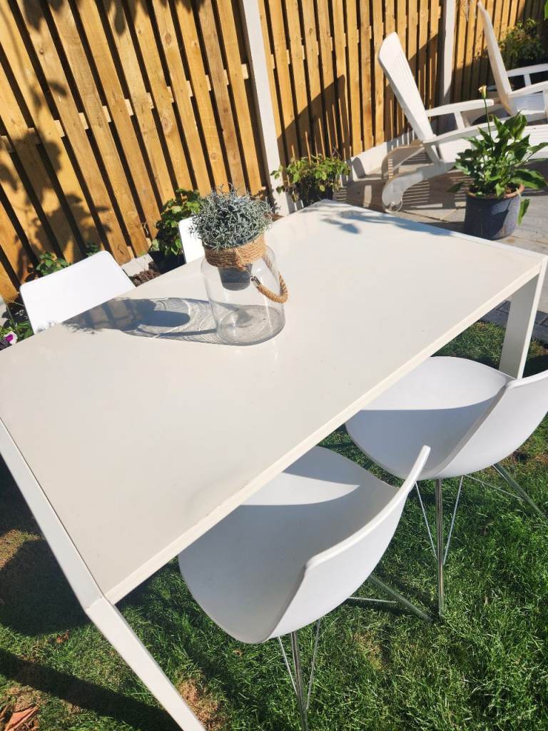 Extendable  table with modern  6 chairs 