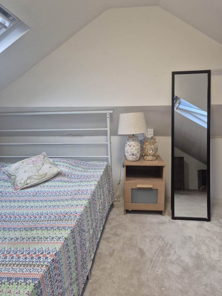 🏡Full Furnished Loft Room – Seven Kings – £650/month (All Bills Included)