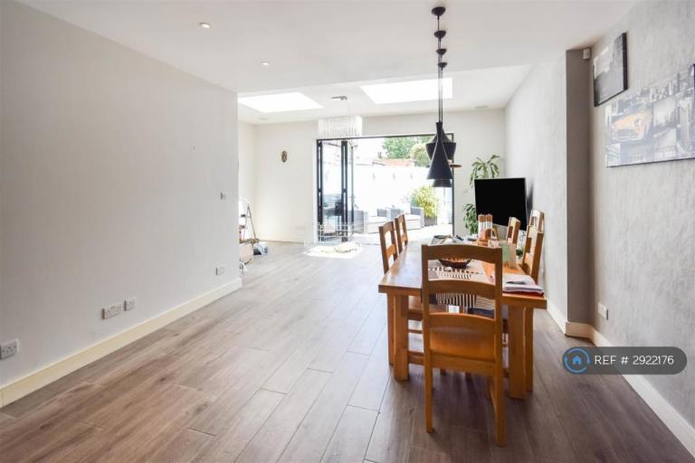 4 bedroom house in Abbotsbury Road, Morden, SM4 (4 bed) (#2922176)