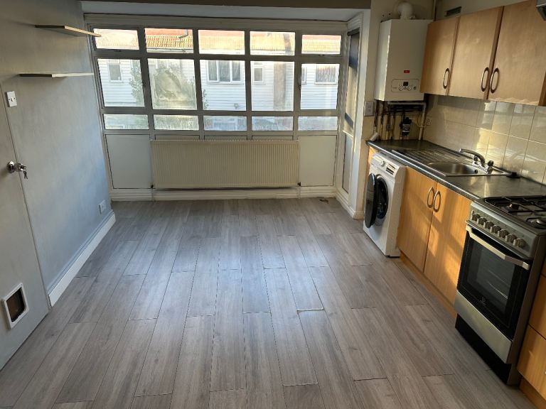 1 bed flat - E16 - Available Now - includes bills