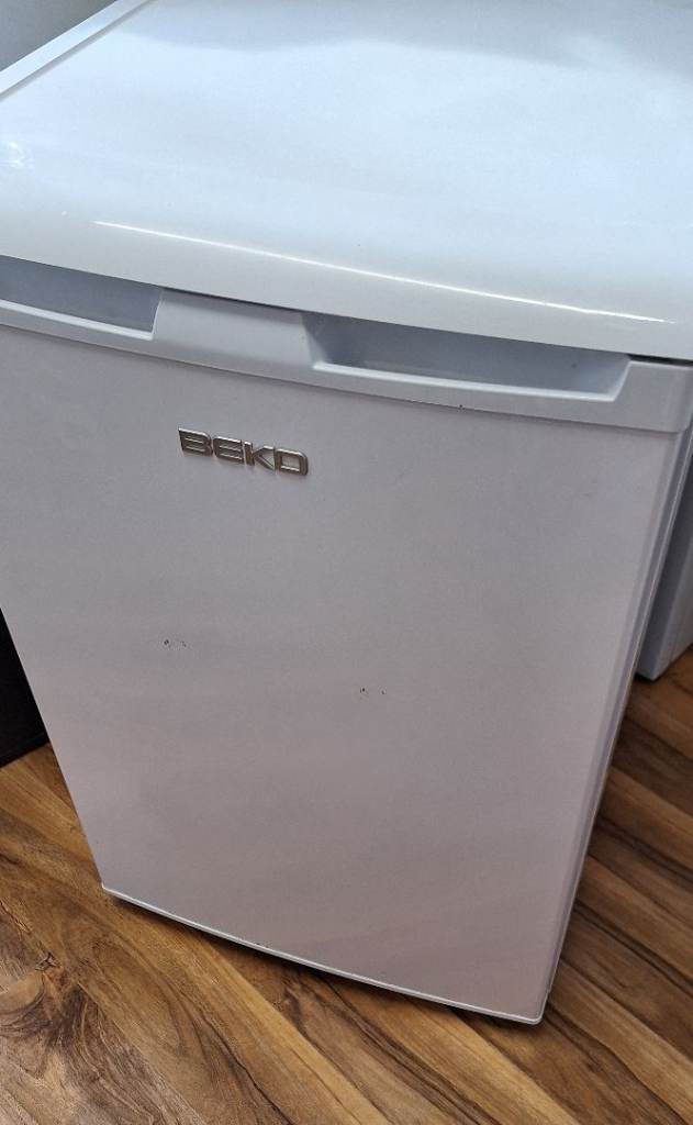 Under counter fridge freezer in good condition 