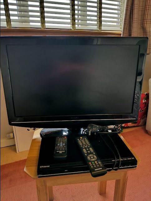 26" Hitachi TV / Polaroid DVD Player