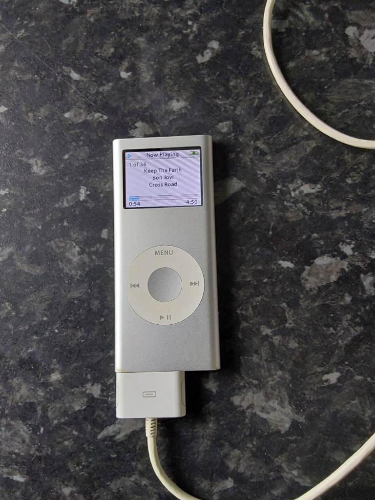 iPod Nano 2nd Generation 2gb Silver & Logic 3  iPod 7 Speaker Docking Station