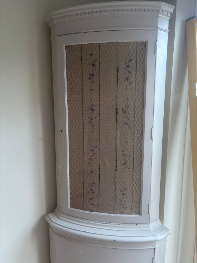 Corner cupboard 