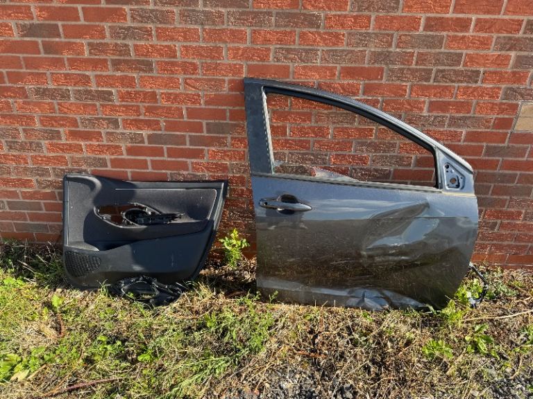 GENUINE TOYOTA YARIS P21 FRONT DRIVER’S DOOR – 1G3 MAGNETIC GREY