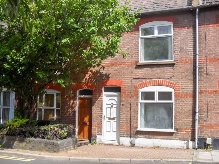 **3 DOUBLE Bedrooms**New Town Area**Two Reception Rooms**Close To Town Centre**