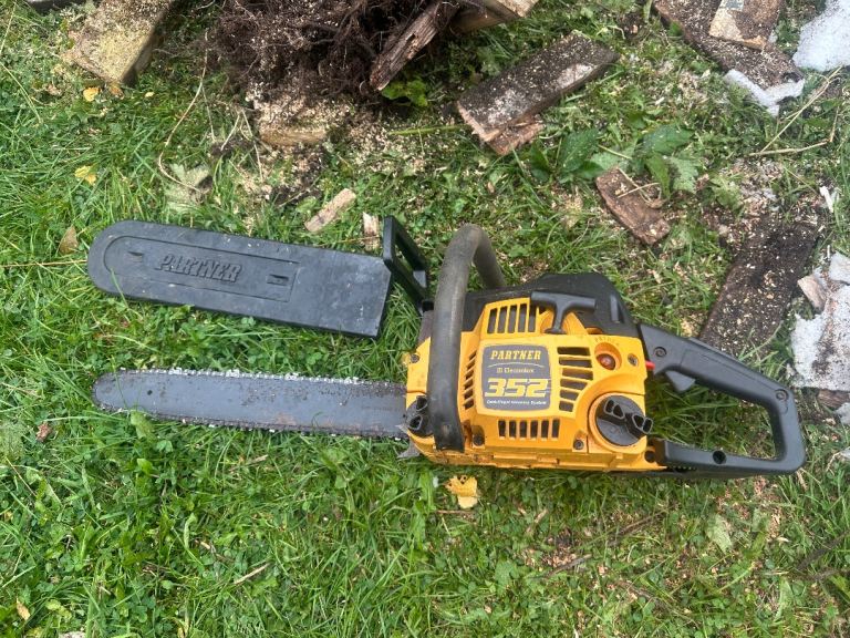 Partner 352 petrol chainsaw runs like new.  35.2cc engine ideal for firewood 