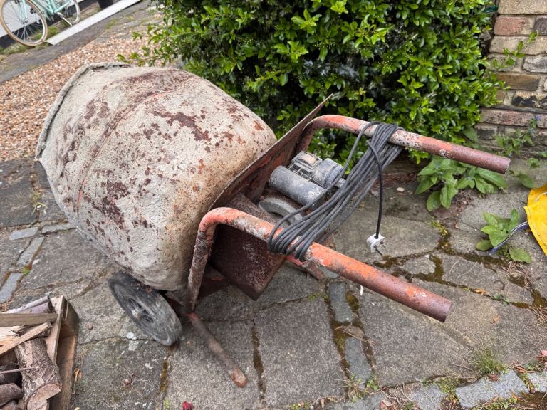 Electric cement mixer