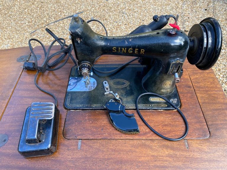 Vintage Singer electric sewing machine perfect for restoration project!