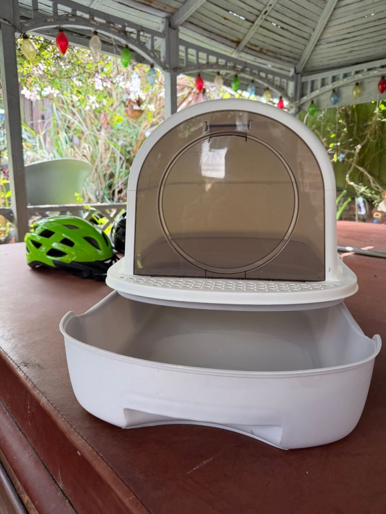 Cat litter tray