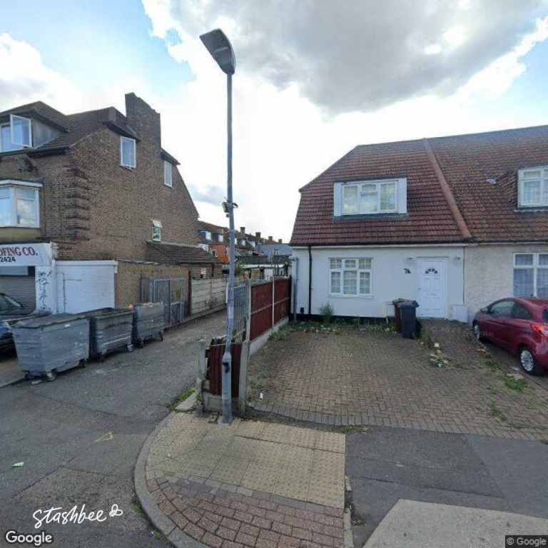 Garage to rent in Dagenham (RM8) | Stashbee