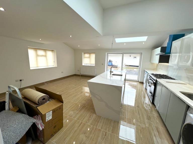 Out class spacious 5 bedrooms semi-detached house in Bakingside, Ilford --Company let allowed