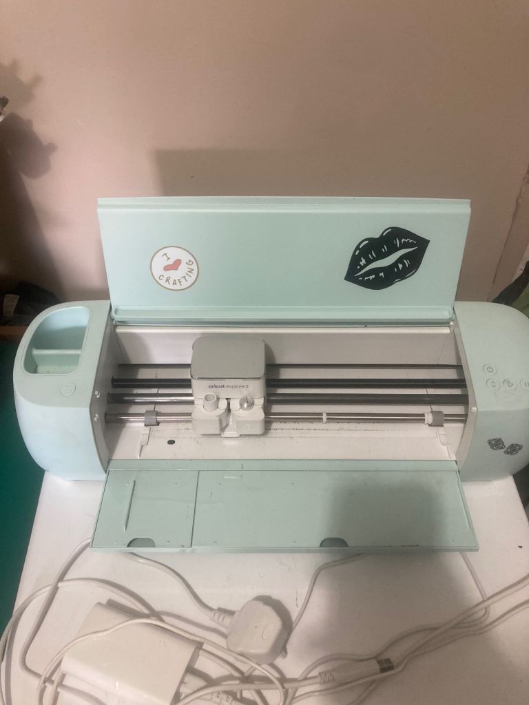 Cricut Machine with Mats and Vinyl Rolls – Good Condition