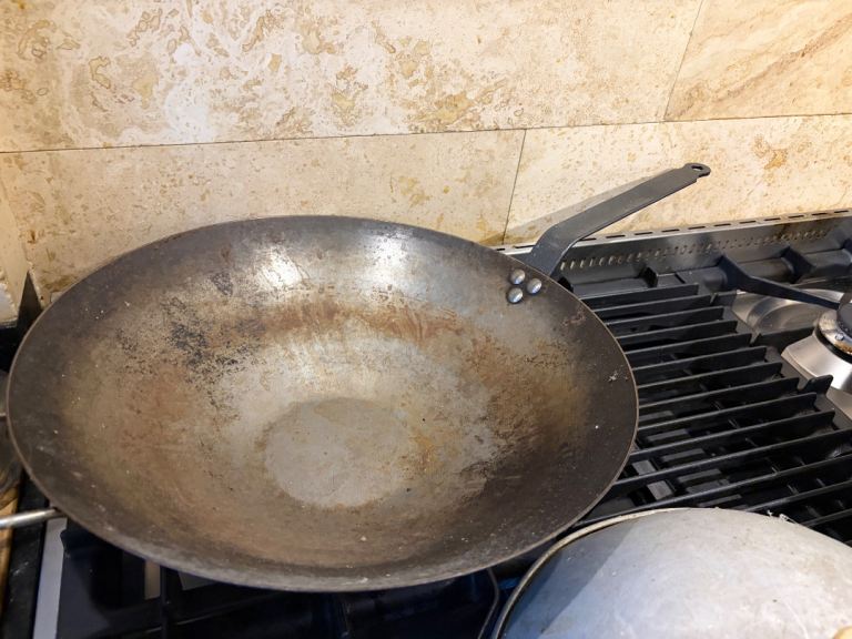 2 Large Woks with 1 Lid