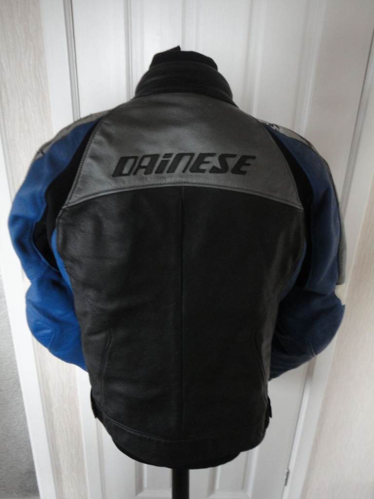 Dainese motorbike leather jacket with elbow and shoulder pads size 44 inch chest 