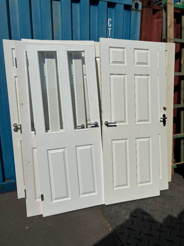 12 Internal Doors with Hinges Various Sizes Free to First to Collect 