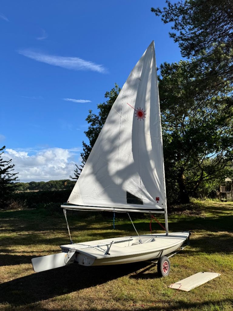 Laser sailing dinghy with main and radial sail