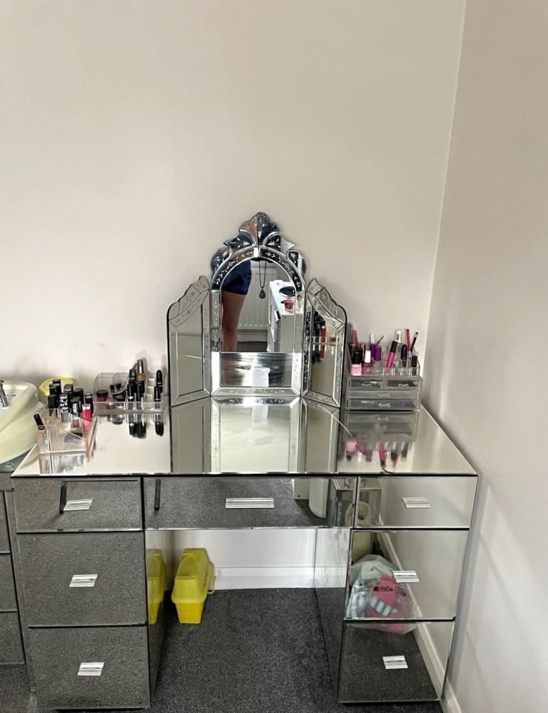Mirrored Dressing Table with Drawers & mirror. Can take make up & make up holder too. 
