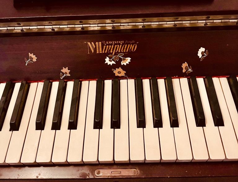 🎹 Vintage Eavestaff Minipiano | Mahogany | Plays Well | Collection M19