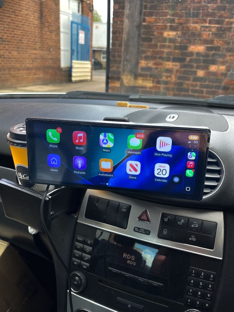 Apple CarPlay navigation screen with Bluetooth, CarPlay and android auto and dash cam