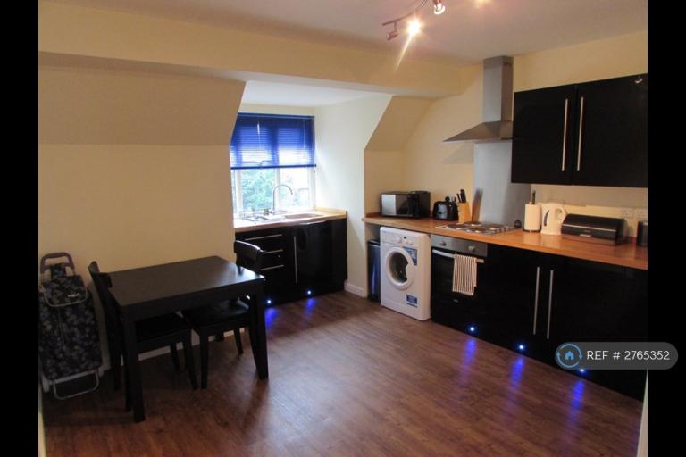 2 bedroom flat in Albemarle Road, Beckenham, BR3 (2 bed) (#2765352)