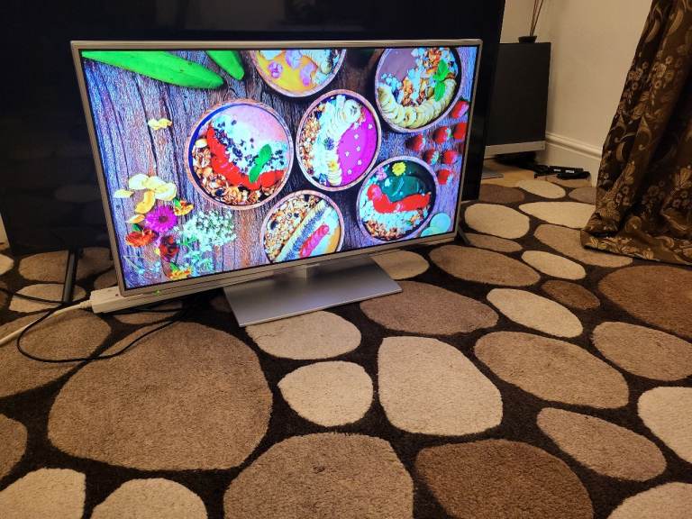 PANASONIC FHD LED SMART TV 32 INCH LIKE NEW