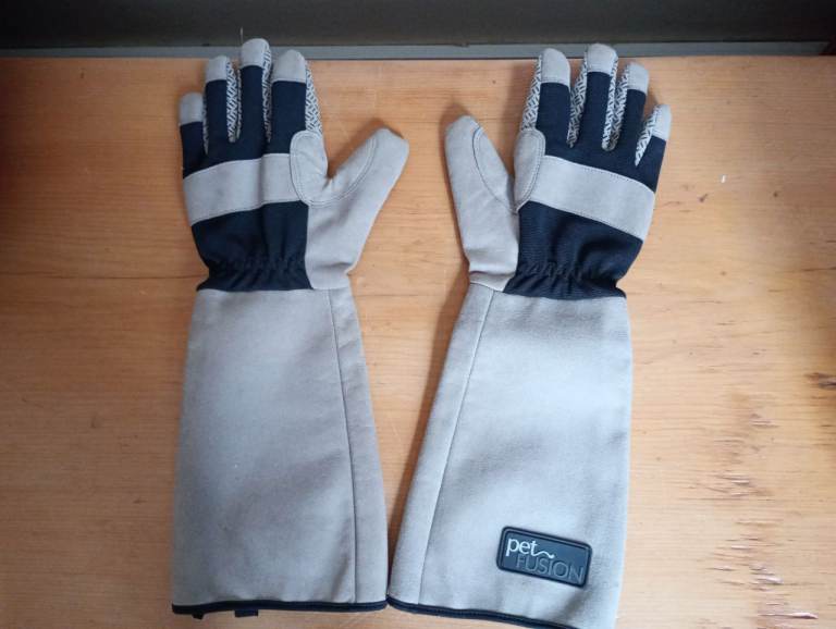 Anti-dog bite gloves