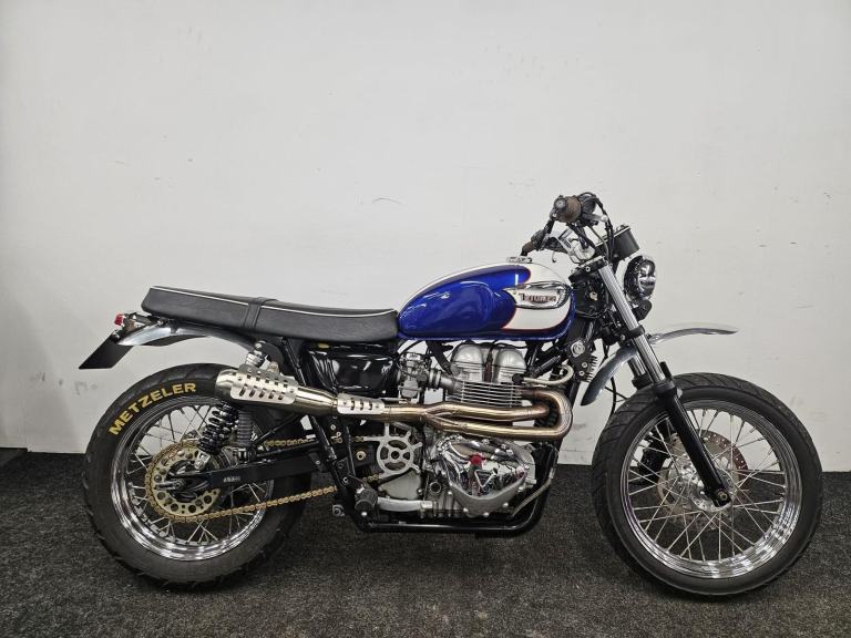 TRIUMPH BONNEVILLE T100 ** LOW MILEAGE- 2 KEYS - FRESH 12 MONTH MOT -