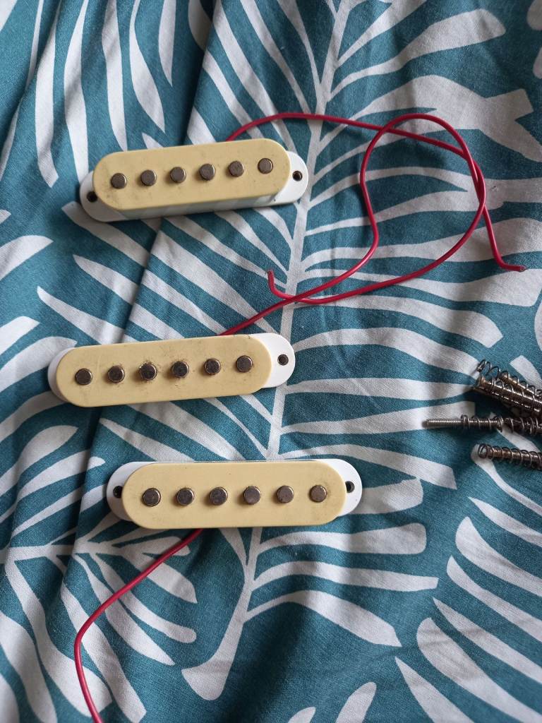 Vintage 1980s stratocaster pickups in good condition and perfect working order. 