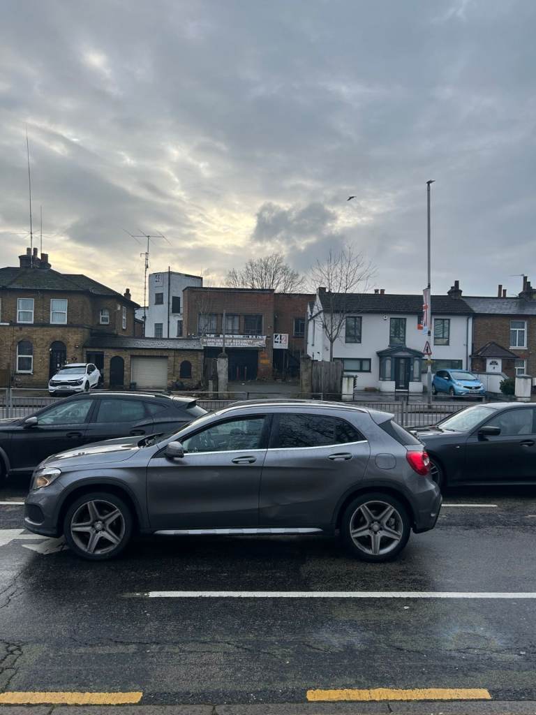 A VERY LARGE YARD NEAR HEATHROW FOR RENT ON MAIN A4020 (UXBRIDGE ROAD) HAYES END 