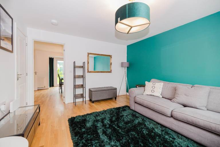 Beautiful, 4 bedroom, detached house in Burdiehouse, with garage – available July