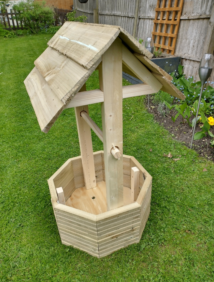 Wishing well planter 