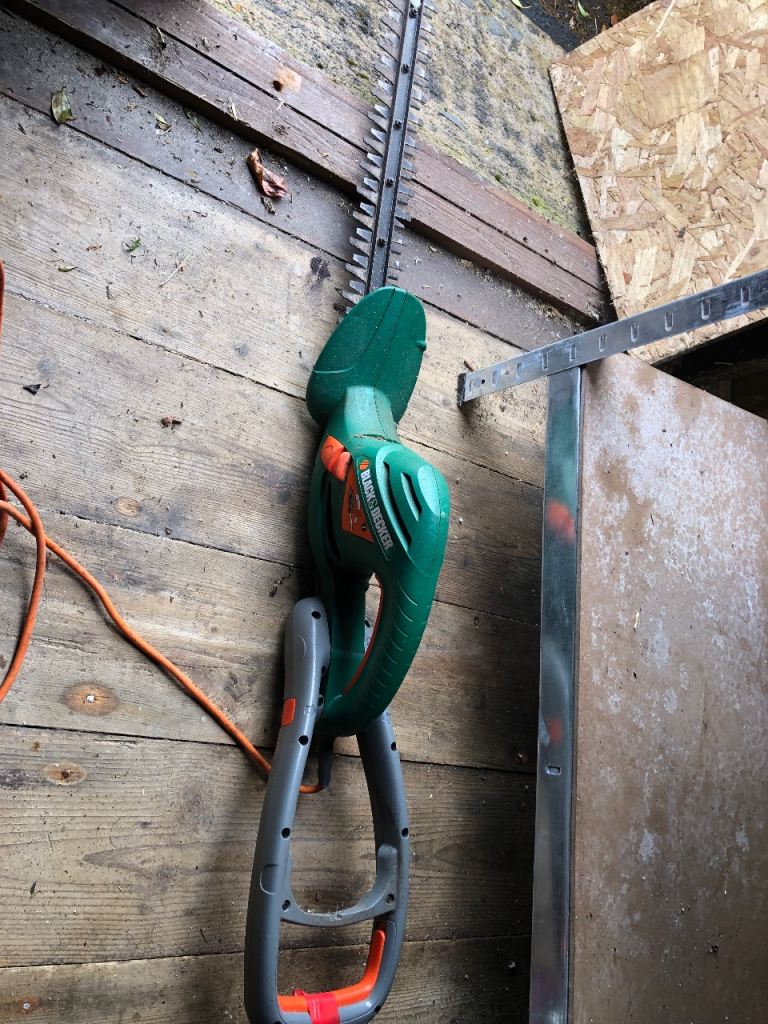 Electric hedge trimmer 