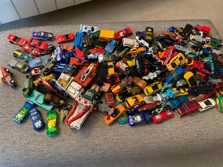Large assortment of mainly 'Hot wheels' , Old matchbox & Mattel's toy cars.