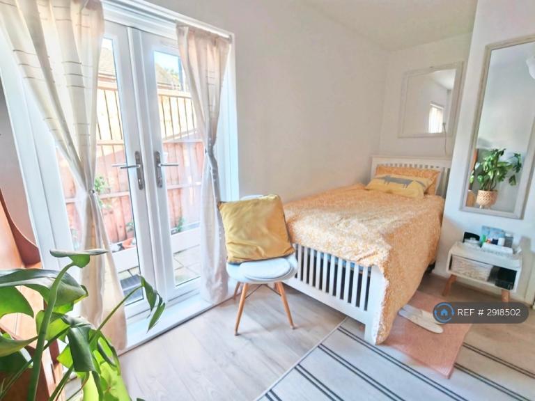 1 bedroom house in Garrick Drive, London, SE28 (1 bed) (#2918502)