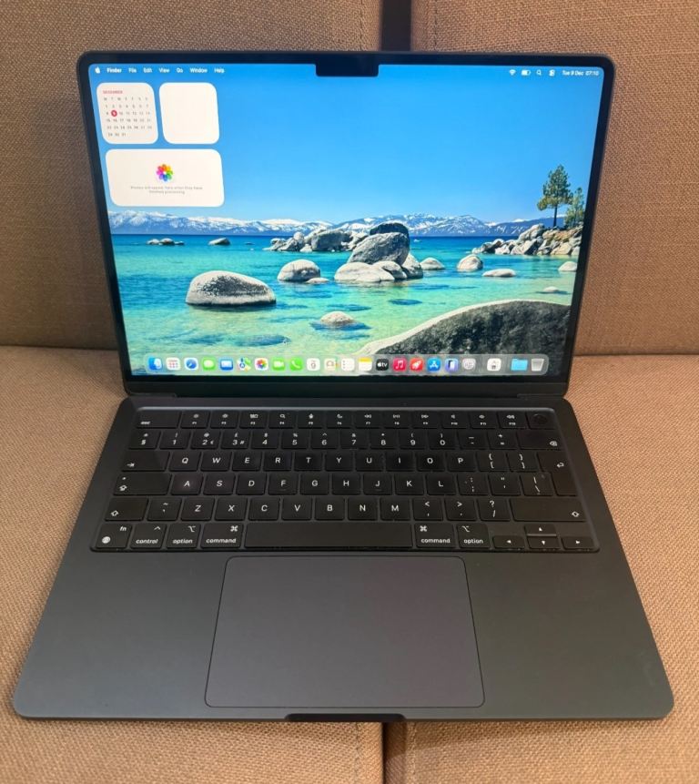 2022 Apple MacBook Air 13.8” M2 8Gb 256Gb Starlight SSD plus software bundle