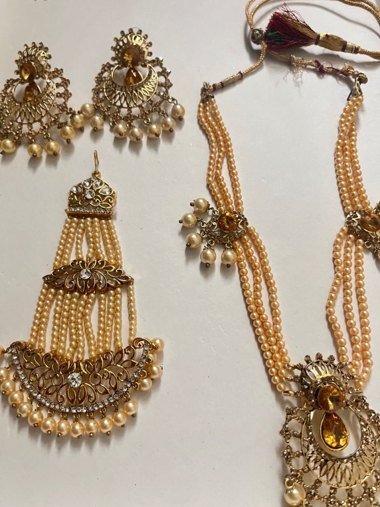 Stunning Gold Tone Indian Jewellery Set with Pearls