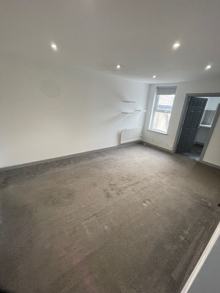 Spacious 2 bed flat with free private car park, some bills included. 