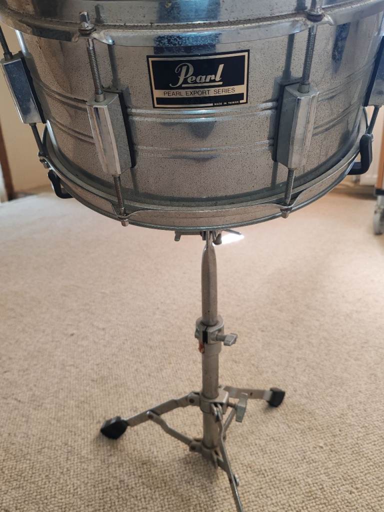 Pearl  snare drum with stand