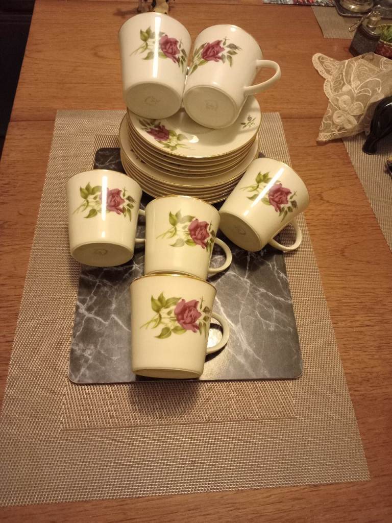 Vintage  18 piece tea set seepics for chips