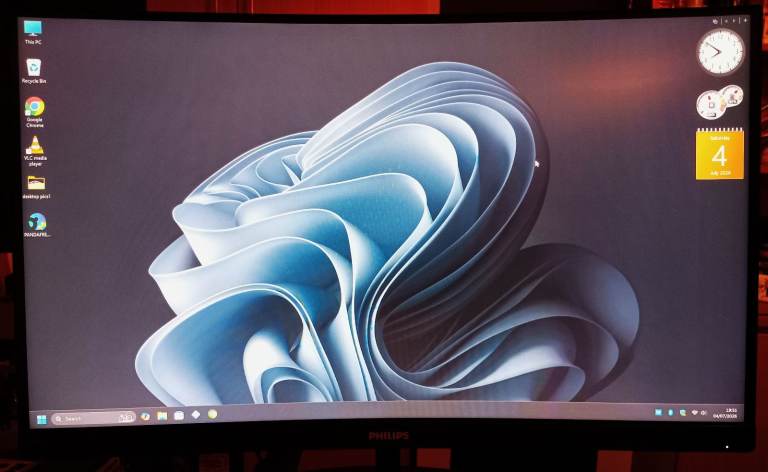 STUNNING 24 INCH CURVED SUPER SLIM SCREEN - HIGH DEF - HDMI - WITH STAND-last one 