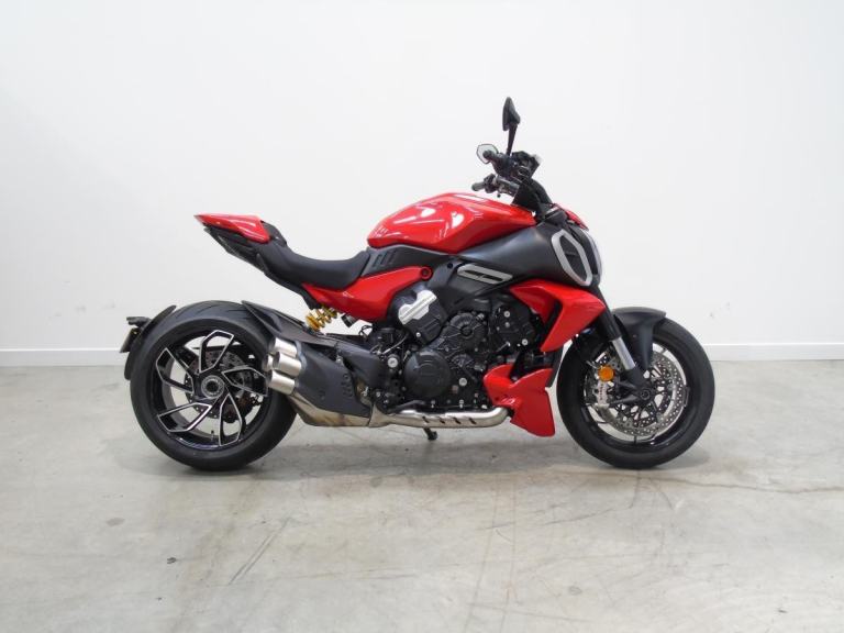 2025 Ducati Diavel V4, Ducati Red Livery, 1 previous owners, 720 miles