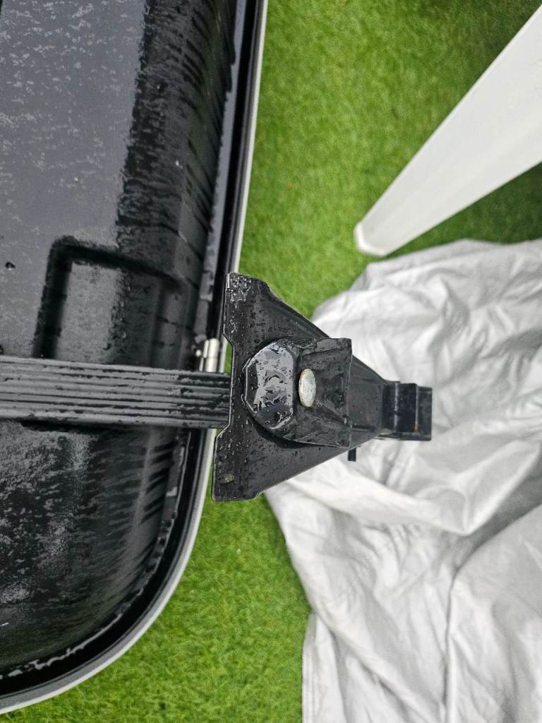 Car roof box with rails 