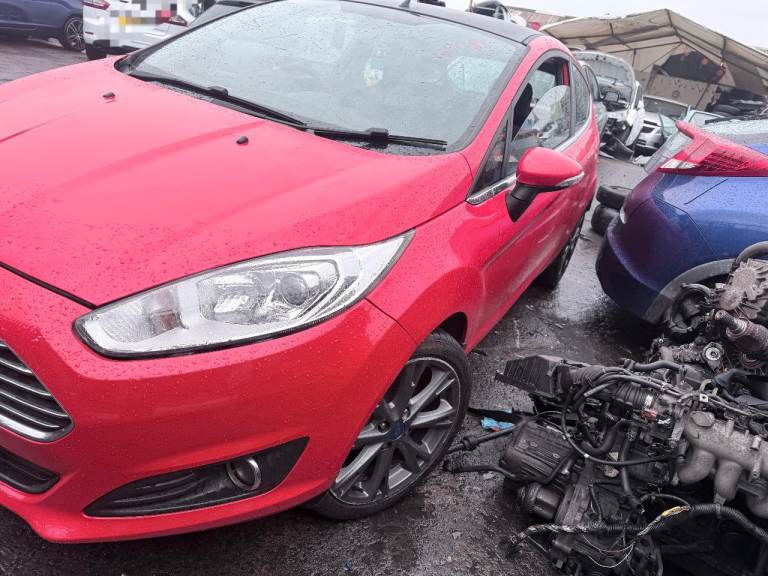 Breaking spare parts ford fiesta mk7.5 3 dr red