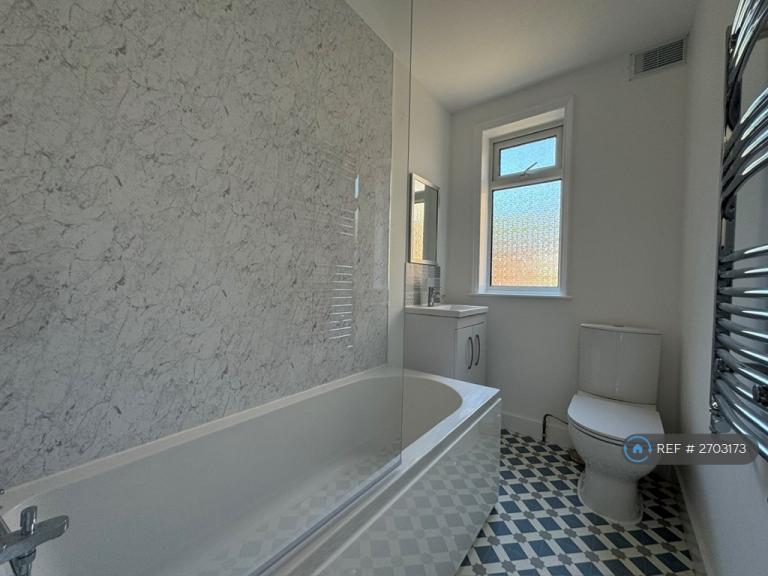 2 bedroom flat in Lower Queens Road, Ashford, TN24 (2 bed) (#2703173)