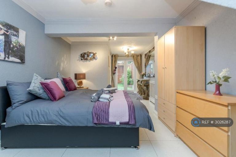 1 bedroom flat in Merton Road, Watford, WD18 (1 bed) (#3026287)