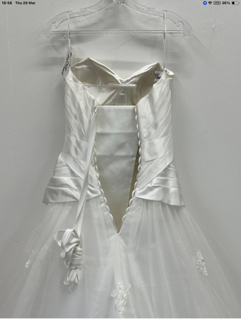 Da- Vinci wedding dress size 8/10 sample dress