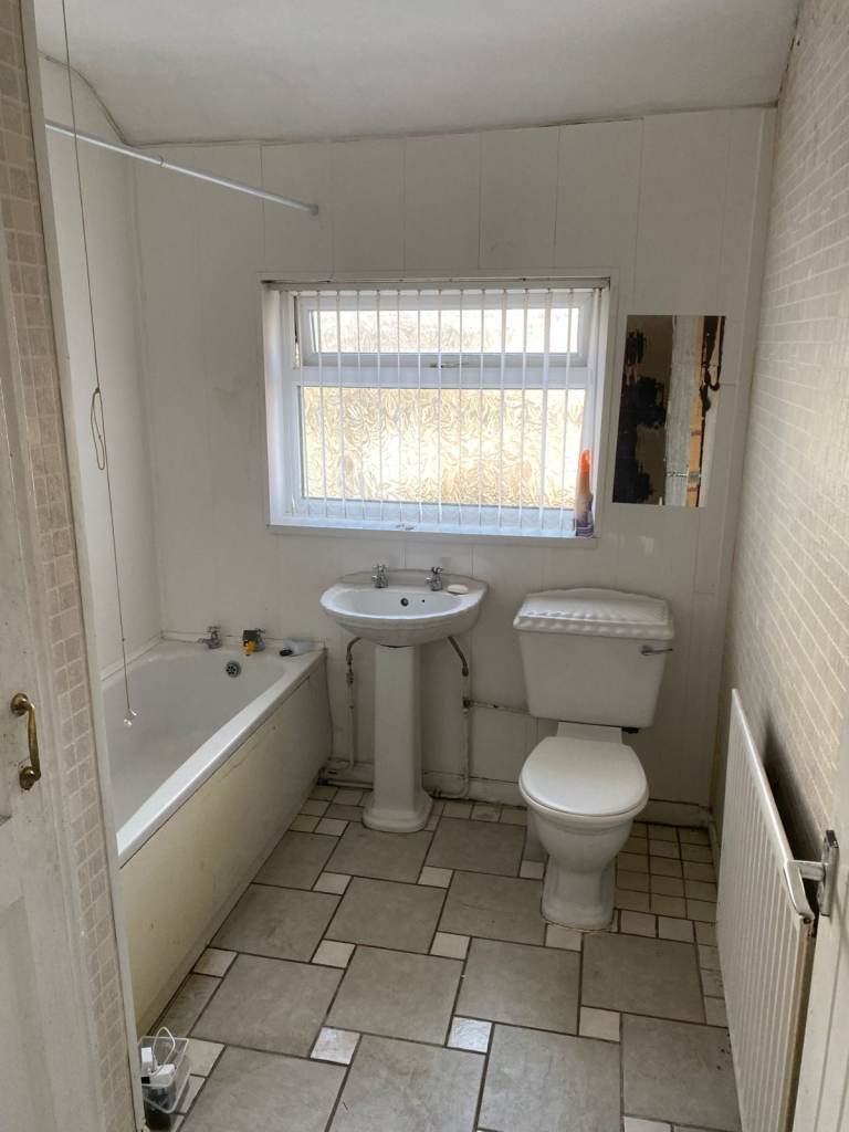 FREE Bathroom Suite Bathtub, Sink Basin, Toilet