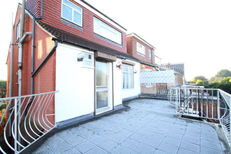 Chain free! Hane Estate Agents are pleased to offer a spacious 4 bedroom semi-detached house. 